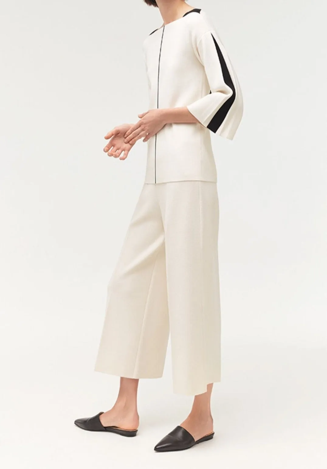 BOATNECK TOP W/ CONTRAST PLEAT SLEEVE